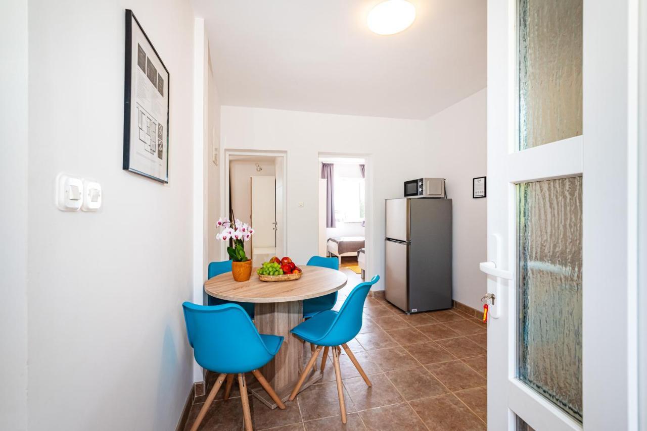 Apartment La *