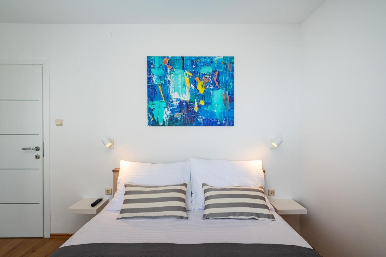 Apartment La *