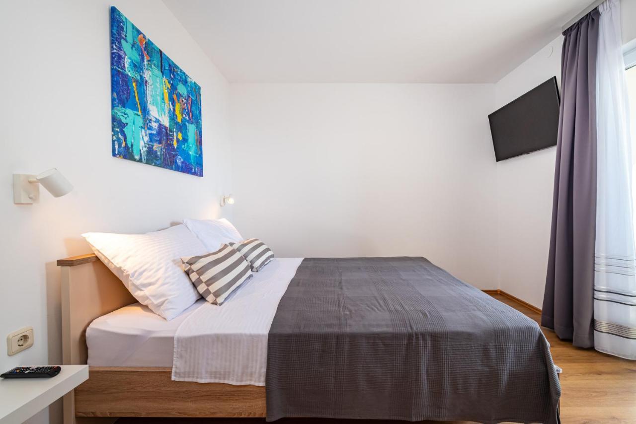 Apartment La *